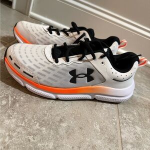 Under Armour Men’s Charge Assert 10 - size 8